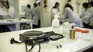 Kits de laboratorio escolar: iniciativa universitaria fortalece la enseñanza científica