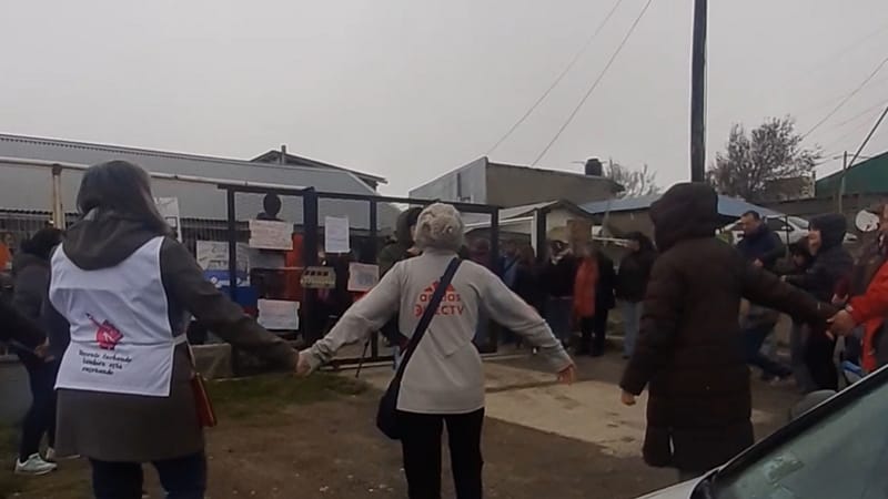 Amenaza de toma del Consejo de Educación y Abrazo a Escuela de Bariloche